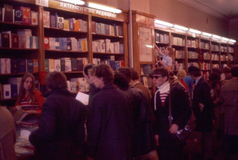 Trong Nhà Sách ở đại lộ Nevsky,  thành phố Leningrad năm 1977. Ảnh: Michael Neubert.