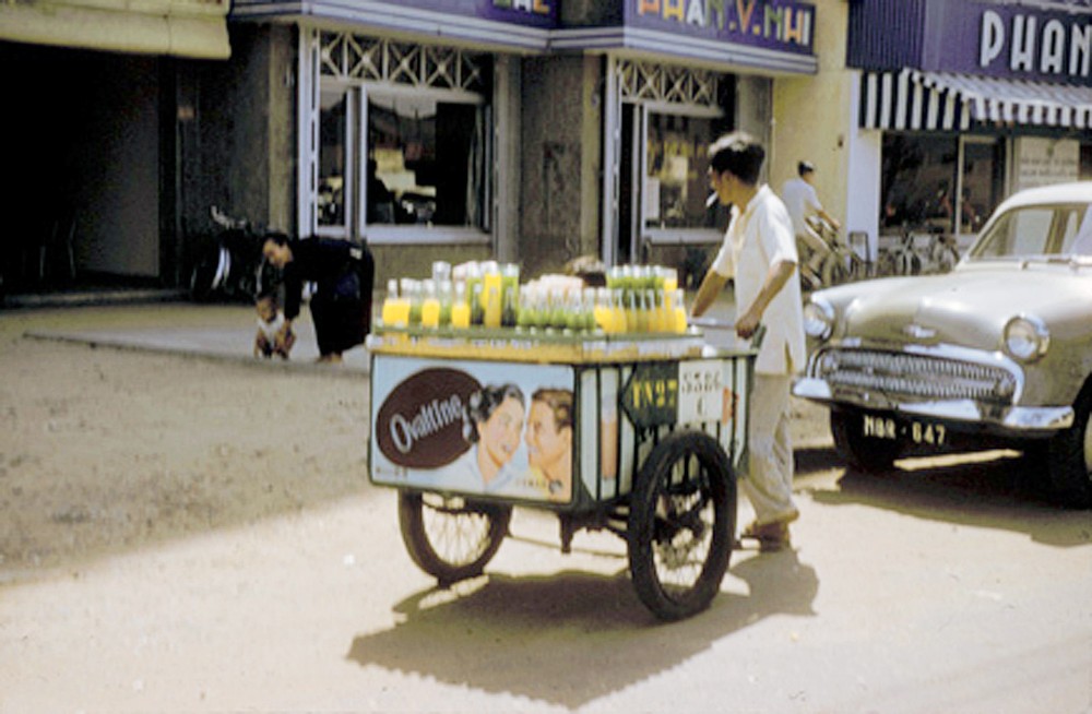 Quầy nước giải khát đóng chai trên đường Hồng Thập Tự (nay là đường Nguyễn Thị Minh khai),  Sài Gòn năm 1958. Ảnh: Richard C. Harris.