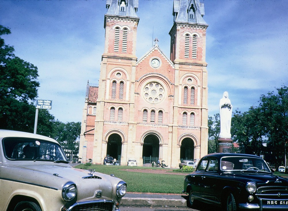 Nhà thờ Đức Bà,  Sài Gòn năm 1965 - 1966. Ảnh: Dale Ellingson.