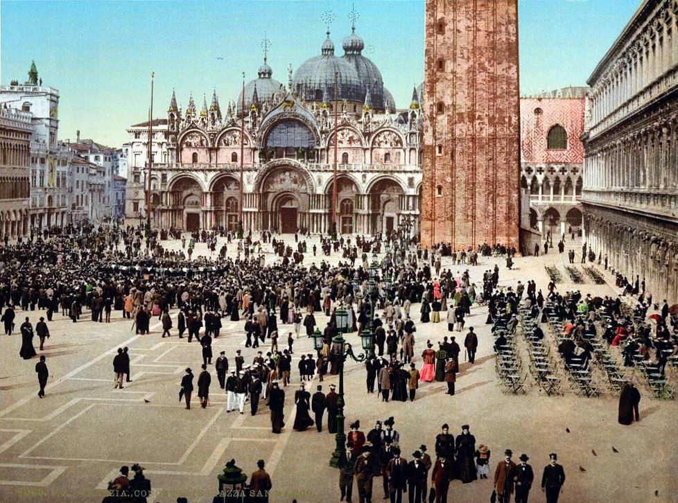 Buổi hòa nhạc ở quảng trường St. Mark,  thành phố Venice những năm 1890. Ảnh: Vintag.