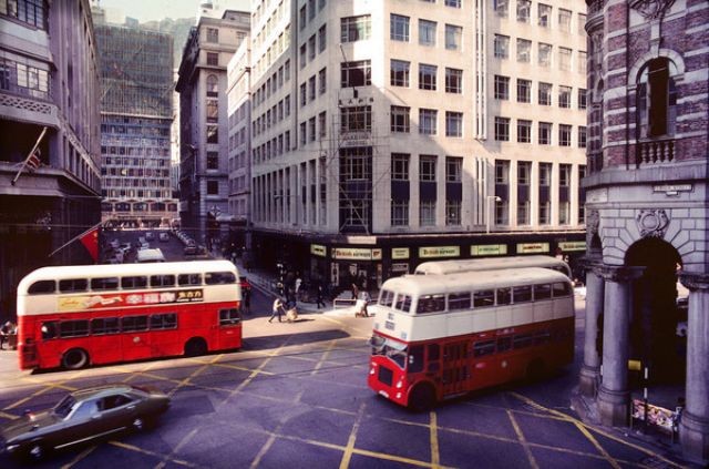 Xe buýt hai tầng ở góc phố Pedder và nhà Bưu điện  Hong Kong cũ, 1974. Ảnh: Keith Macgregor.