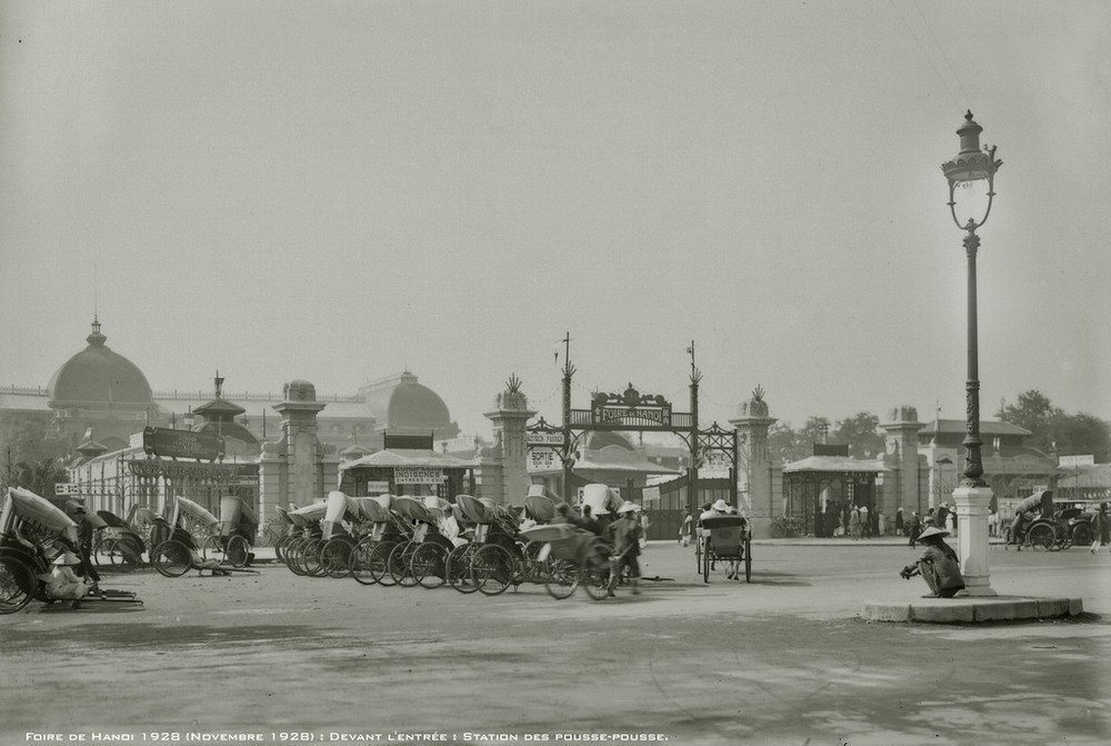 Lối vào nhà Đấu xảo trong thời gian diễn ra  hội chợ đấu xảo Hà Nội tháng 11/1928. Hình thành từ năm 1902, nhà Đấu xảo là khu triển lãm - hội chợ cũ của Hà Nội, nay là Cung Văn hóa Hữu nghị Hà Nội trên phố Trần Hưng Đạo.