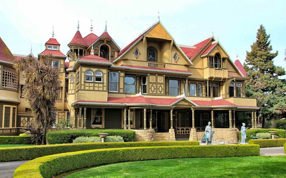 Nằm ở thành phố San Jose, bang California, Dinh thự bí ấn Winchester (Winchester Mystery House) là một  dinh thự ma ám nổi tiếng nước Mỹ. Đây từng là nơi cư ngụ của Sarah Winchester, người vợ góa của ông trùm sản xuất súng William Wirt Winchester.