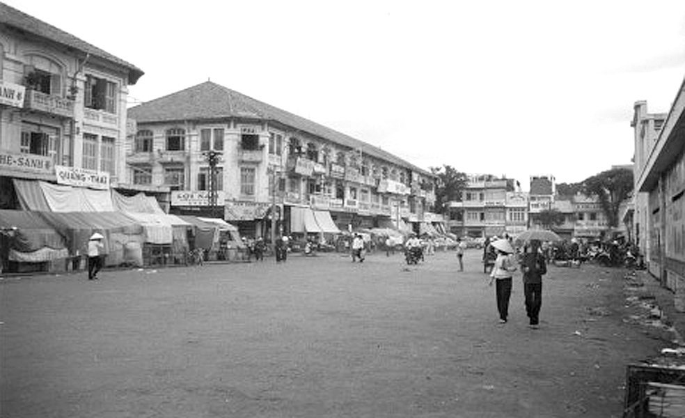 Đường Phan Chu Trinh, cửa Tây chợ Bến Thành,  Sài Gòn năm 1965. Ảnh: Vietnam Center and Archive.