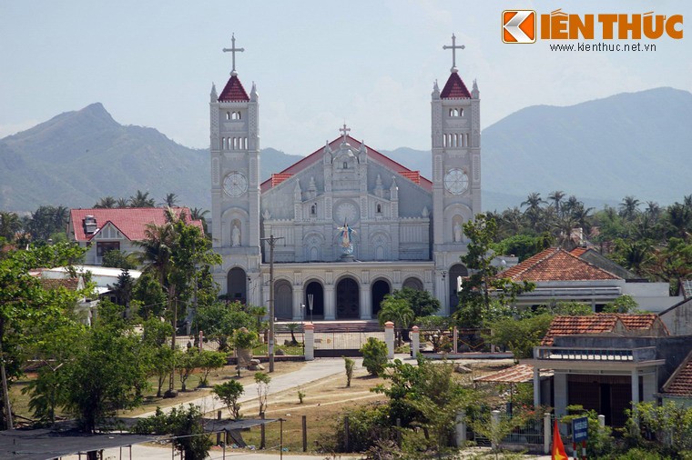 Nằm tại thị Trấn Vạn Giã, huyện Vạn Ninh, tỉnh Khánh Hòa, cách thành phố Nha Trang 60 km,  nhà thờ Vạn Giã là một nhà thờ có lịch sử lâu đời và kiến trúc đẹp ở khu vực Nam Trung Bộ.