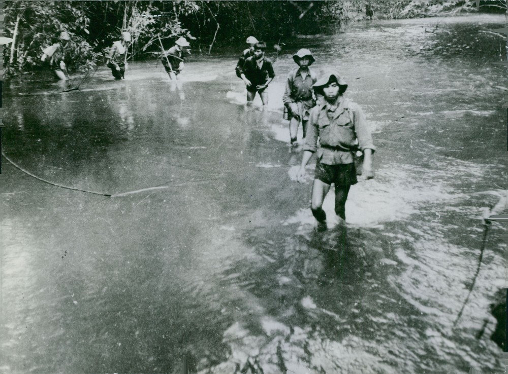 Các  chiến sĩ Giải phóng băng suối trong một cuộc hành quân, 1964.