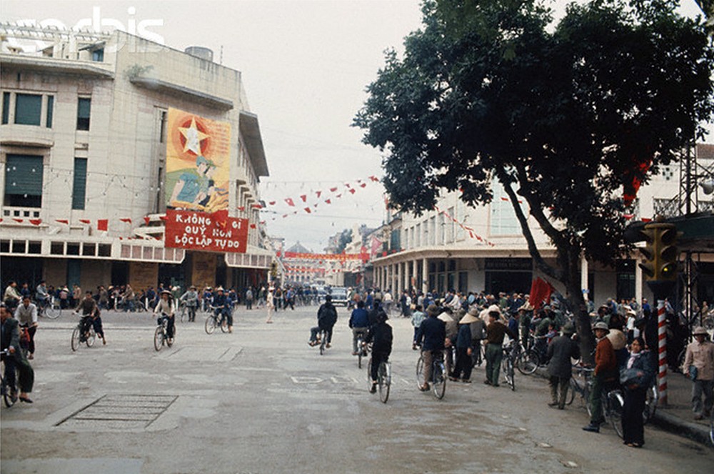 Từ phố Hàng Khay nhìn ra Nhà hát Lớn, Hà Nội ngày 18/3/1973. Loạt ảnh  Hà Nội năm 1973 được đăng tải trên website của hãng tin ảnh Corbis.