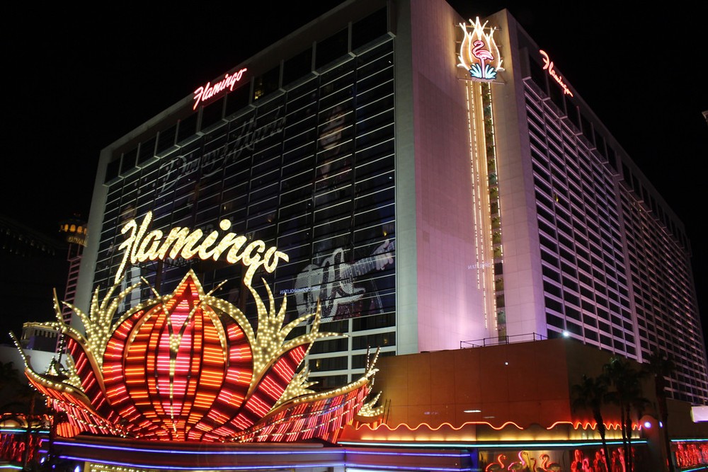  Khách sạn Flamingo ở thành phố Las Vegas là một trong những khách sạn có lịch sử lâu đời và danh tiếng bậc nhất ở thiên đường cờ bạc của nước Mỹ. Khách sạn này cũng được biết đến như một địa điểm ma ám, gắn với vong hồn trùm mafia Bugsy Siegel.