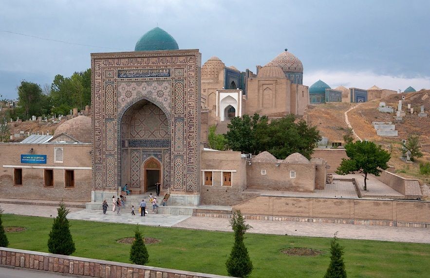 Nằm ở thành phố Samarkand của đất nước Uzbekistan,  lăng mộ Shah-i-Zinda được coi là một trong những lăng mộ nổi tiếng nhất bậc nhất khu vực Trung Á.