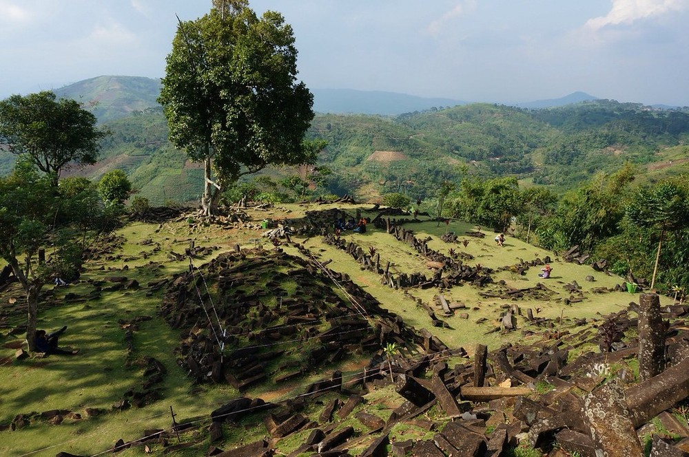 Nằm ở tỉnh Tây Java, Indonesia, ngọn đồi Gunung Padang được một nhóm nhà nghiên cứu ở xứ Vạn Đảo tin là  kim tự tháp cổ nhất thế giới.