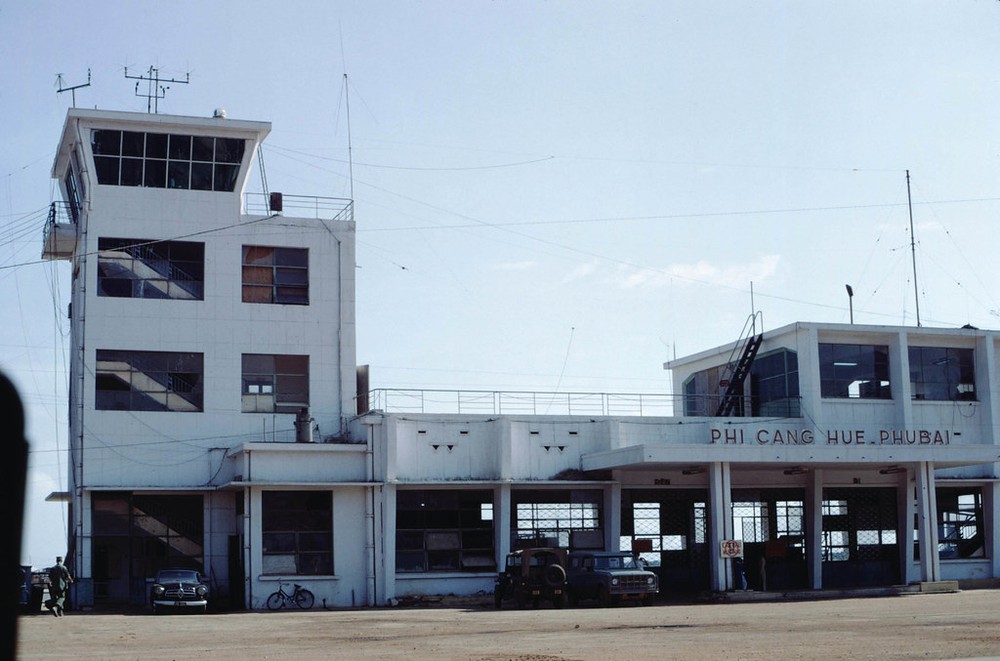 Khu nhà ga của  sân bay Phú Bài, Huế năm 1969. Lúc này sân bay Phú Bài là một căn cứ không quân quan trọng của Mỹ ở miền Trung.