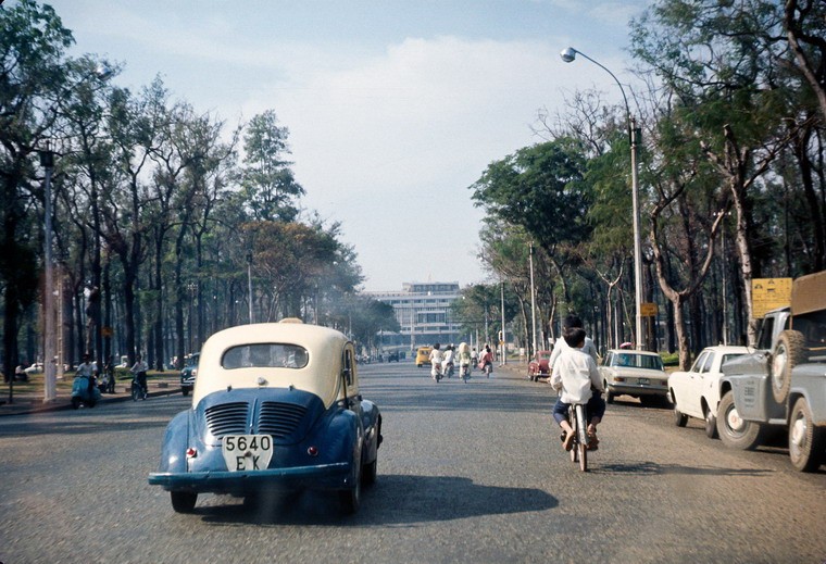 Đại lộ Thống Nhất (nay là đường Lê Duẩn), phía trước Dinh Độc Lập,  Sài Gòn năm 1969.