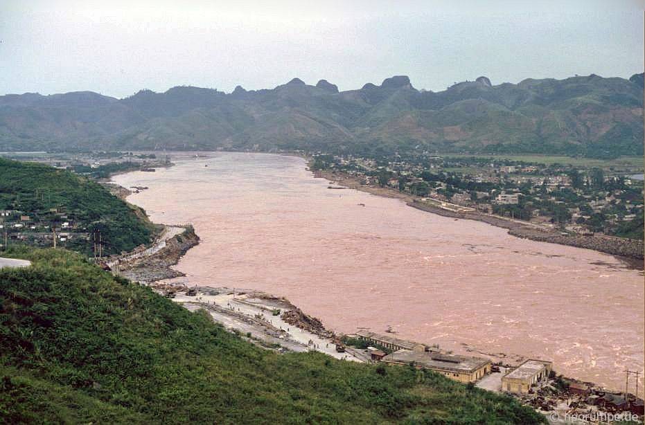 Cảnh quan sông Đà ở Hòa Bình,  Tây Bắc năm 1992.