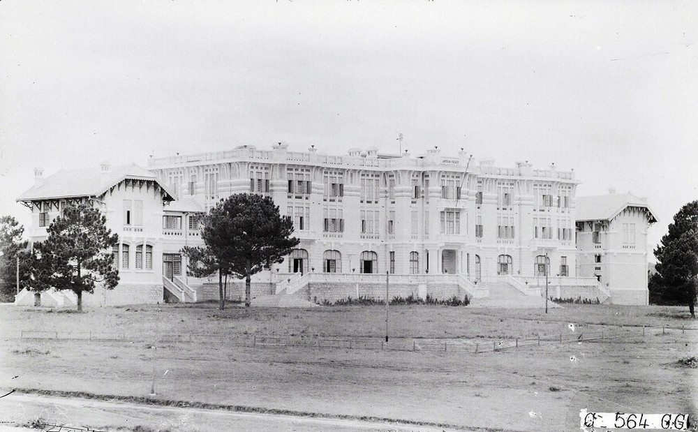 Toàn cảnh  khách sạn Langbian Palace ở Đà Lạt thập niên 1920. Khách sạn được người Pháp xây dựng năm 1916 hoàn thành năm 1922, là cơ sở lưu trú lâu đời và sang trọng bậc nhất Đà Lạt.