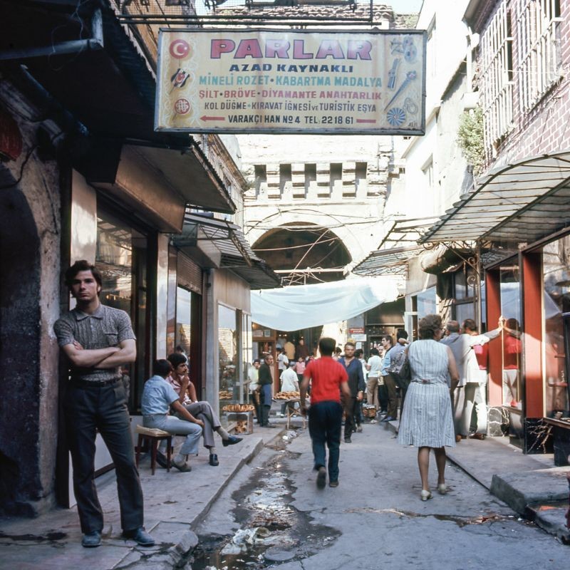 Trong một ngõ hẻm dẫm vào khu chợ Lớn của Istanbul,  Thổ Nhĩ Kỳ thập niên 1970. Ảnh: ICEAACH.