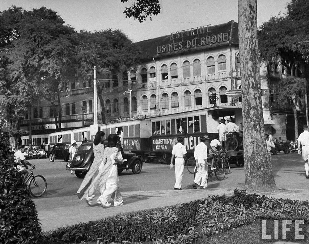 Tàu điện chạy trên đường Catinat (nay là đường Đồng Khởi),  Sài Gòn năm 1948.