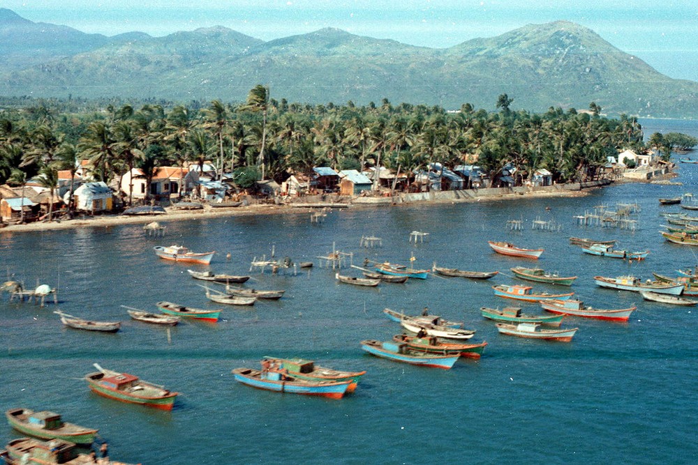 Làng chài ở Cát Tiến, Phù Cát nhìn từ máy bay  Bình Định năm 1971-1972. Ảnh: Bcopley.