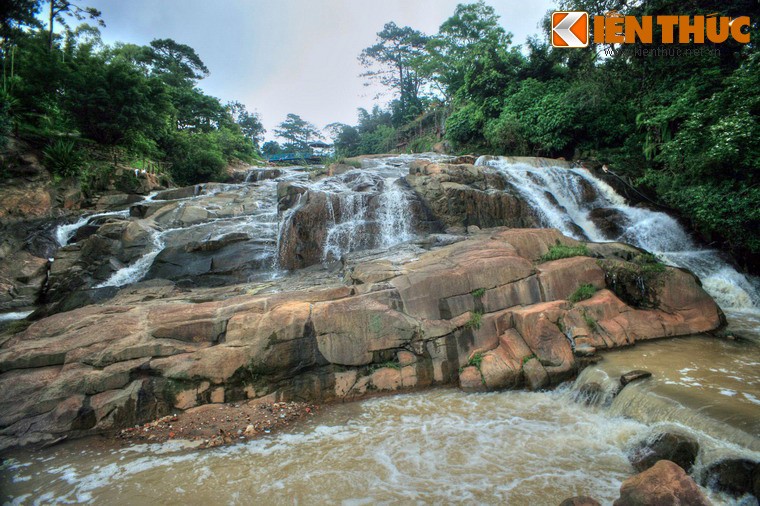 Nằm trên thượng nguồn suối Cam Ly, cách khu trung tâm thành phố Đà Lạt 2km về phía Tây,  thác Cam Ly là một thắng cảnh nổi tiếng mà du khách thường ghé thăm mối khi đến với thành phố trên cao nguyên Lang Biang.