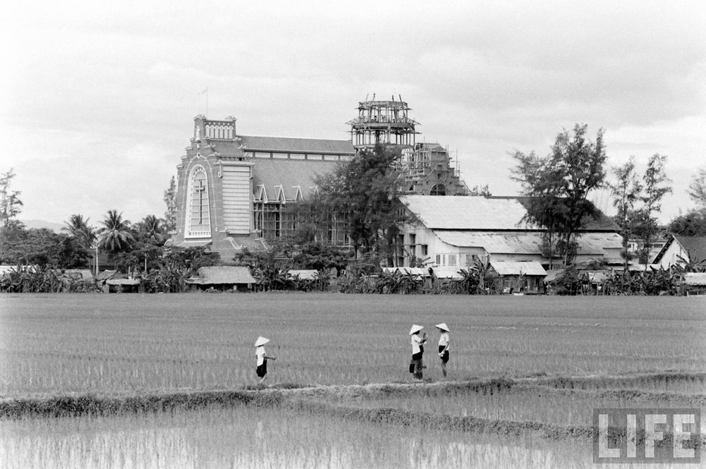  Nhà thờ Dòng Chúa Cứu Thế Huế đang được xây dựng, 1961. Ảnh: John Dominis/ Life. Nhà thờ này được khởi công vào tháng 1/1959 và khánh thành vào tháng 8/1962 theo thiết kế của kiến trúc sư Nguyễn Mỹ Lộc.