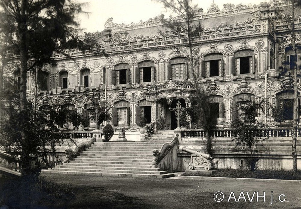 Mặt tiền của  điện Kiến Trung, Tử Cấm Thành Huế năm 1930. Là một cung điện nằm ở điểm cực Bắc của trục thần đạo xuyên qua trung tâm Tử Cấm Thành, điện Kiến Trung được vua Khải Định cho xây vào năm 1921-1923 để làm nơi sinh hoạt của vua trong hoàng cung. Ảnh: Aavh.org.