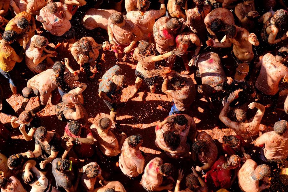  La Tomatina là lễ hội thường niên được tổ chức ở Buñol, thị trấn nằm ở phía đông Tây Ban Nha. Nó ra đời vào năm 1945 và từng bị cấm trong những năm 50 của thế kỷ trước dưới thời tướng Francisco Franco.