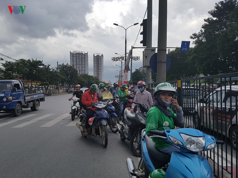 Lễ Quốc khánh năm nay diễn ra vào ngày thứ Hai nên người dân được  nghỉ lễ kéo dài 3 ngày (từ 31/8 đến hết ngày 2/9). Tại Hà Nội, lượng khách rời Thủ đô tăng cao vào chiều thứ sáu (30/08).