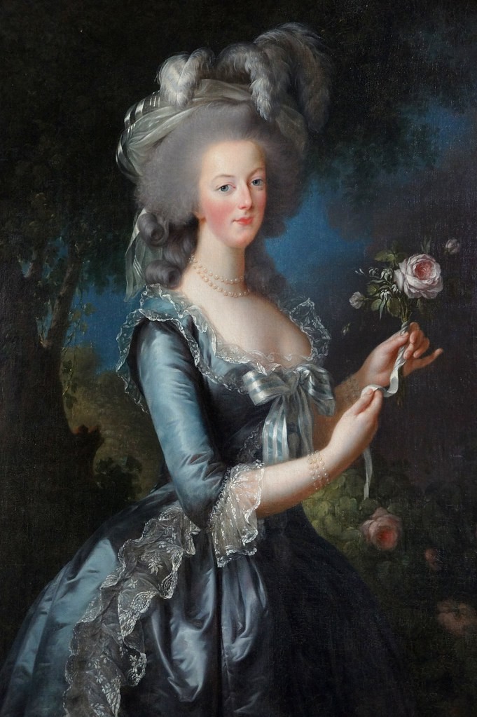 Marie Antoinette (1755 – 1793) nổi tiếng là một trong những hoàng hậu gây tranh cãi nhất, không chỉ đối với lịch sử Pháp mà còn là lịch sử Châu Âu vào cuối thế kỉ 18. Một sai lầm ngớ ngẩn của bà được cho là đã dẫn đến sự tiêu vong của hoàng gia Pháp.