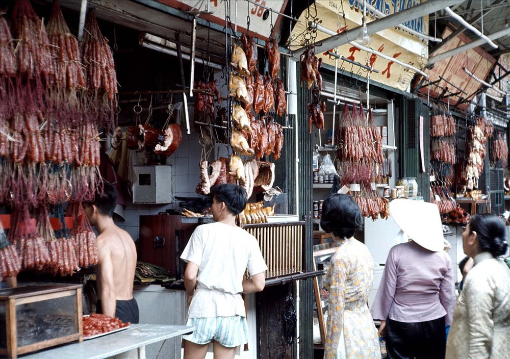 Cửa hàng thịt quay của người Hoa ở khu chợ Cũ bên vỉa hè đại lộ Hàm Nghi,  Sài Gòn năm 1966 - 1967.