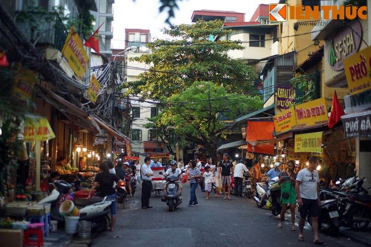 Họp trên phố Gia Ngư và ngõ Cầu Gỗ,  chợ Hàng Bè là một khu chợ nổi tiếng đã gắn bó với người dân phố cổ Hà Nội qua nhiều thế hệ.