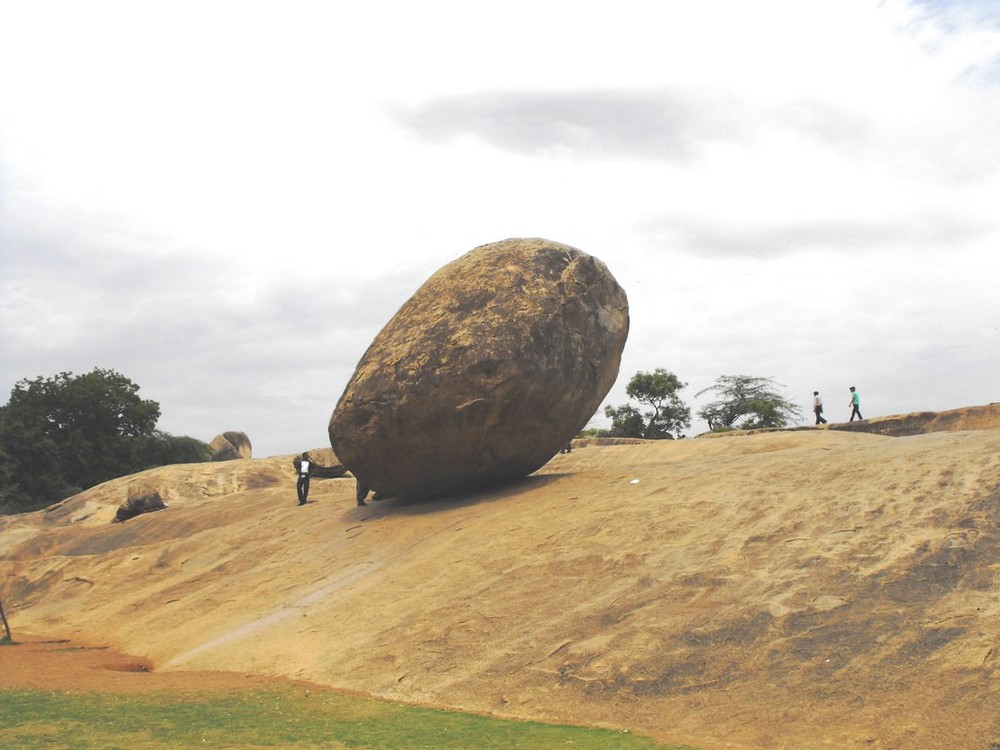  Quả bóng bơ Krishna là một tảng đá lớn nằm ở thị trấn Mahabalipuram thuộc quận Kancheepuram, bang Tamil Nadu, miền Nam Ấn Độ. Hòn đá khổng lồ này là một trong những điểm thu hút khách du lịch tới thị trấn bởi sự bất chấp các định luật vật lý. Với diện tích tiếp xúc mặt đất nhỏ, hòn đá như đang cân bằng trên dốc, không nhúc nhích dù có người nỗ lực di chuyển. Ảnh: Flickr.