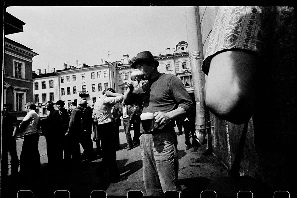 Người đàn ông uống bia, trên đường phố  Leningrad năm 1974. Ảnh: Masha Ivashintsova Photography.