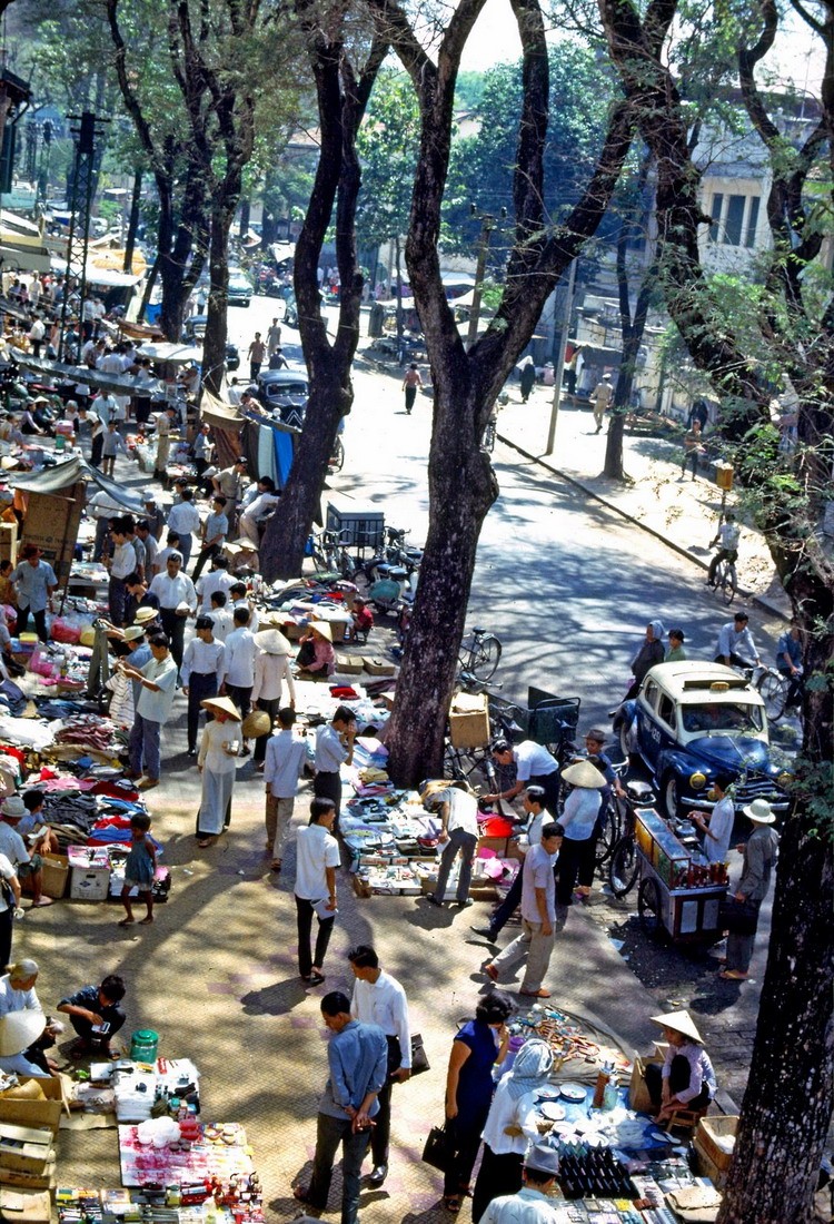 Khu "chợ đen", nơi bán hàng hóa được tuồn ra từ các nhà kho của Mỹ ở  Sài Gòn.