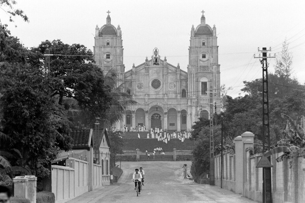 Nhà thờ Chính tòa Phủ Cam ở  Huế năm 1961. Lúc này nhà thờ vẫn mang kiến trúc cũ, có từ đầu thế kỷ 20. Ảnh: John Dominis/ Life.