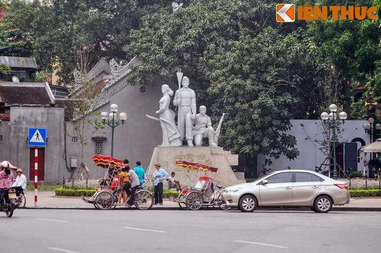 Nằm bên bờ hồ Gươm, cạnh đền Bà Kiệu và cổng đền Ngọc Sơn, tượng đài Quyết tử để tổ quốc quyết sinh hay  tượng đài Quyết tử là một địa danh ghi dấu trong ký ức của nhiều người Hà Nội.