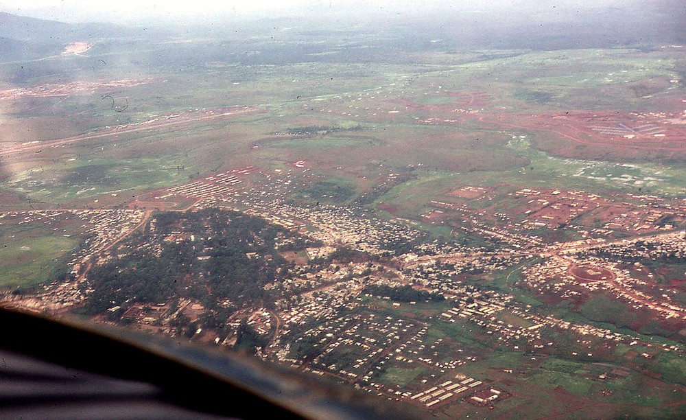 Toàn cảnh thị xã  Pleiku trước 1975 nhìn từ máy bay Mỹ.