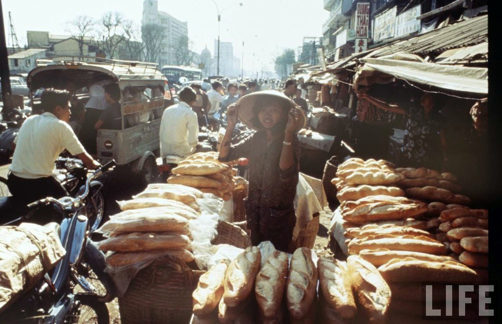 Cửa hàng  bánh mì nổi tiếng ở khu chợ Cũ, đại lộ Hàm Nghi, Sài Gòn trước 1975. Dân gian đồn đại bánh mì ở đây được đưa về tận Cà Mau để bán. Ảnh: Life.