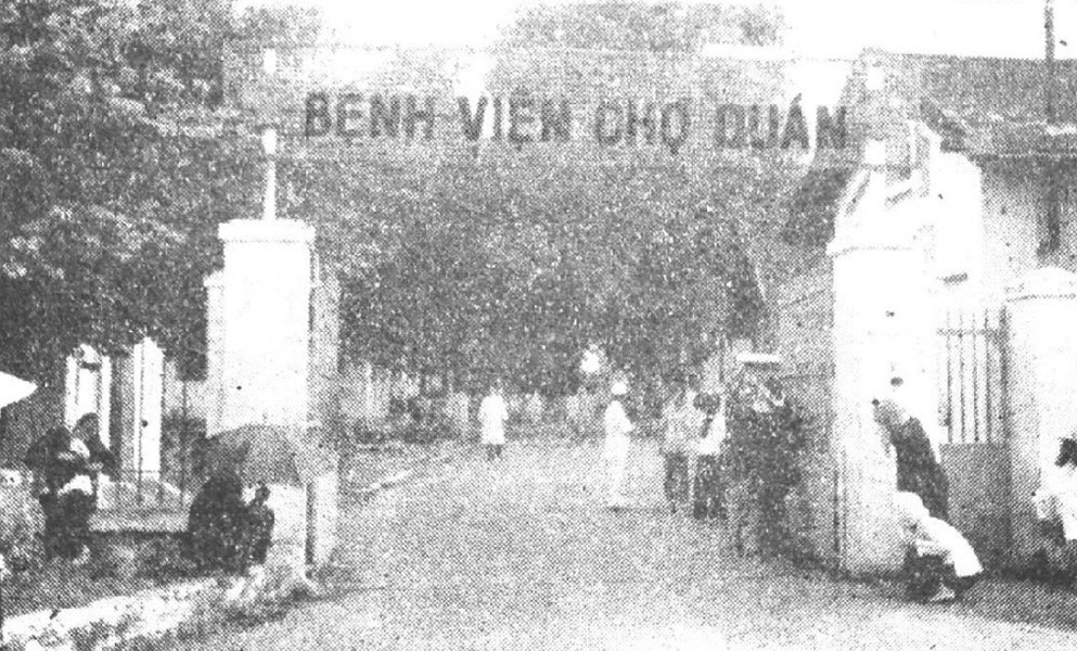 Cổng chính của  Bệnh viện Chợ Quán trước 1975. Khánh thành năm 1864, bệnh viện Chợ Quán là bệnh viện lâu đời nhất ở Sài Gòn. Năm 1901, Bệnh viện Chợ Quán trở thành Trung tâm huấn luyện Y khoa, từ năm 1902 là bệnh viện đa khoa trong đó có khoa tâm thần.