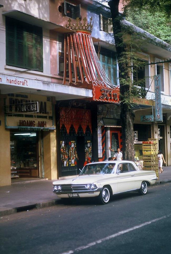  Quán bar King tên đường Tự Do (nay là đường Đồng Khởi), Sài Gòn thập niên 1960. Đây là một trong những quán bar nổi tiếng Sài Gòn trước 1975. Ảnh: Lynne M. Black Jr.‎