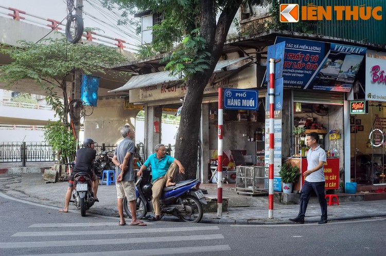  Phố Hàng Muối là con phố dài 104 m, kéo dài từ đường Trần Nhật Duật đến phố Hàng Mắm, ở phía Đông khu phố cổ Hà Nội. Đây nguyên là đất của thôn Trừng Thanh, thuộc tổng Tả Túc (sau đổi là tổng Phúc Lâm), huyện Thọ Xương cũ.