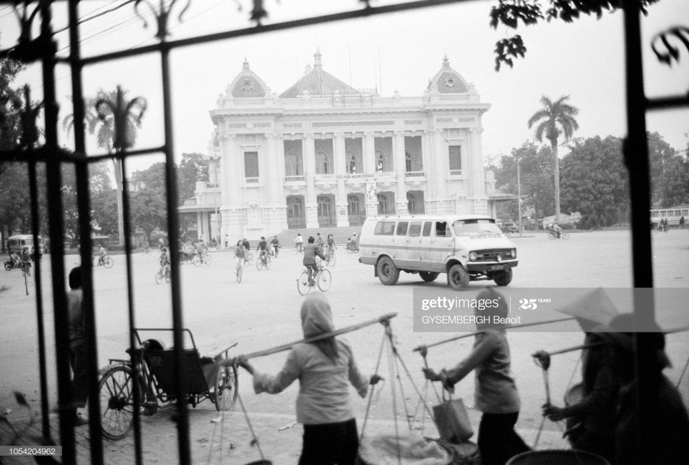 Khung cảnh tại Quảng trường Cách mạng Tháng 8 ở  Hà Nội năm 1989. Ảnh: Gysembergh Benoit / Getty Images.