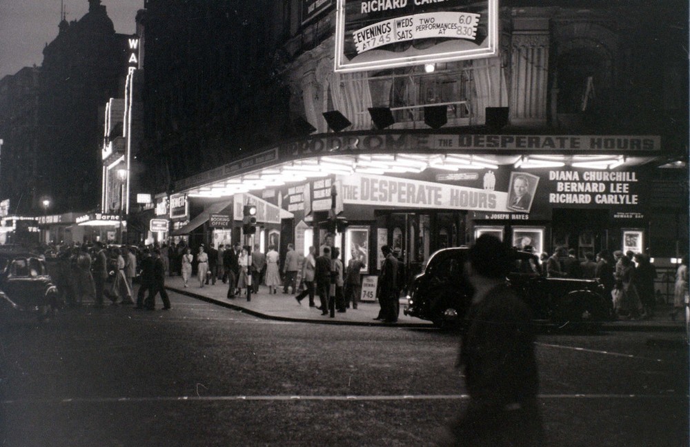 Ánh đèn sáng rực tại các cửa hàng ở giao lộ Charing Cross,  thành phố London ngày 1/8/1955.