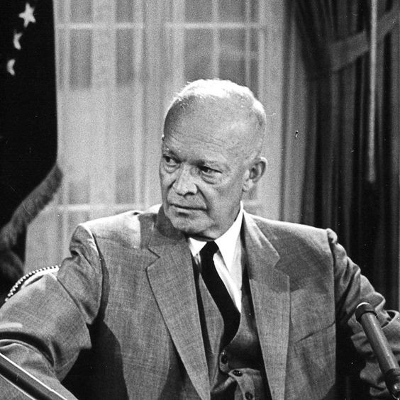 1. David D. Eisenhower (1890-1969) được coi là Tổng thống Mỹ đã khơi mào cuộc chiến tranh Việt Nam. Với chiến lược “Chiến tranh đơn phương”, ông đã dựng lên chính quyền độc tài Ngô Đình Diệm và biến miền Nam Việt Nam thành “thuộc địa kiểu mới” ở Đông Nam Á.