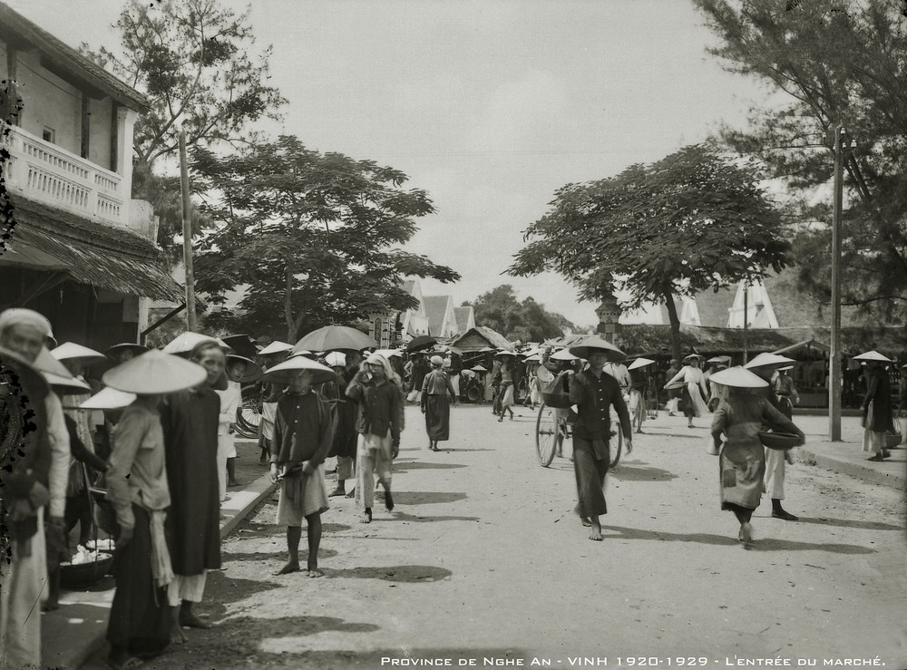 Khung cảnh nhộn nhịp tại con đường dẫn vào chợ ở  Vinh thập niên 1920.