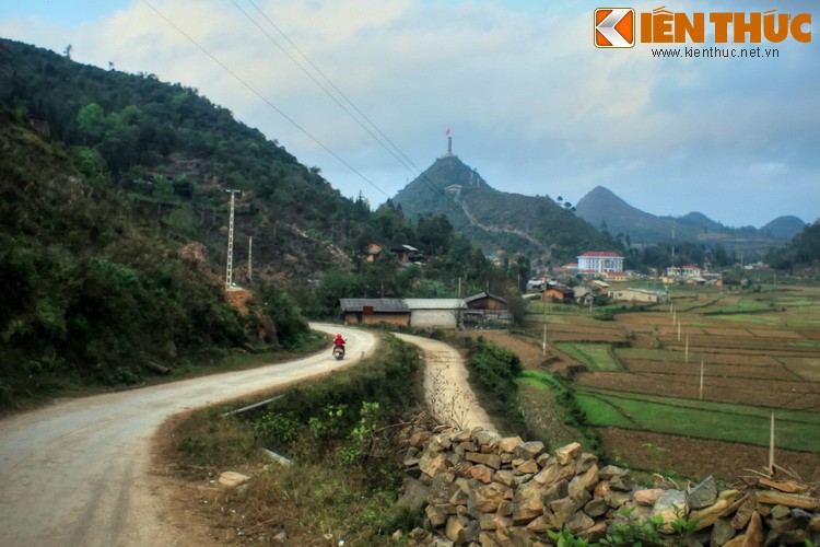 Nằm trên cao nguyên đá Đồng Văn (Hà Giang), Lũng Cú là một địa điểm thu hút rất nhiều du khách ghé thăm vì đây là điểm cực Bắc của Việt Nam, nơi có cột cờ Lũng Cú nổi tiếng. Phía sau tên gọi địa danh Lũng Cú là một một truyền thuyết về loài rồng mà không phải ai cũng biết.