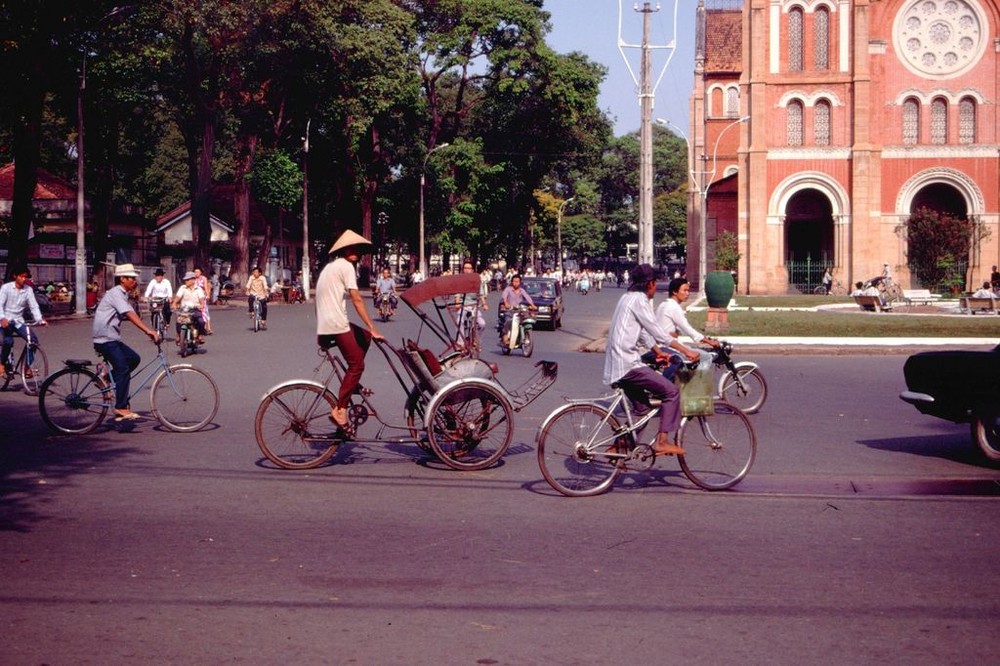 Xe xích lô và xe đạp phía trước nhà thờ Đức Bà,  Sài Gòn năm 1989.