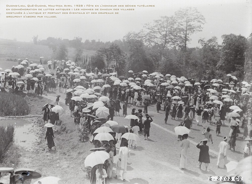 Người dân đi trẩy hội làng Dương Liễu ở tỉnh  Hà Đông năm 1928. Ngôi làng này ngày nay là xã Dương Liễu, huyện Hoài Đức, Hà Nội.