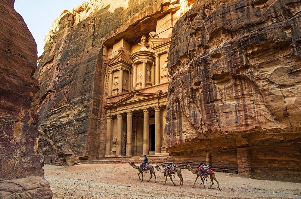 Cái tên đầu tiên trong danh sách 10  điểm du lịch hấp dẫn nhất thế giới là thành cổ Petra (Jordan). Nằm giữa lòng núi đá sặc sỡ, điểm đến nổi tiếng Jordan này được cho là một trong những tài sản văn hoá quý giá của nhân loại. Thành cổ đã được UNESCO công nhận là Di sản Thế giới. Phần lớn sự hấp dẫn của Petra đến từ khung cảnh ngoạn mục nằm sâu bên trong hẻm núi đá.