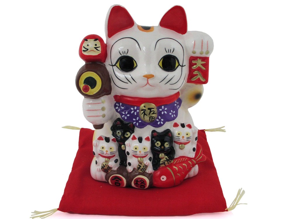  Mèo thần tài Maneki-Neko hay còn gọi là mèo may mắn là một biểu tượng văn hóa nổi tiếng của Nhật Bản. Chú mèo ngộ nghĩnh này được coi là linh vật giúp đem lại tài lộc và sức khoẻ, đặc biệt là sự may mắn trong kinh doanh.