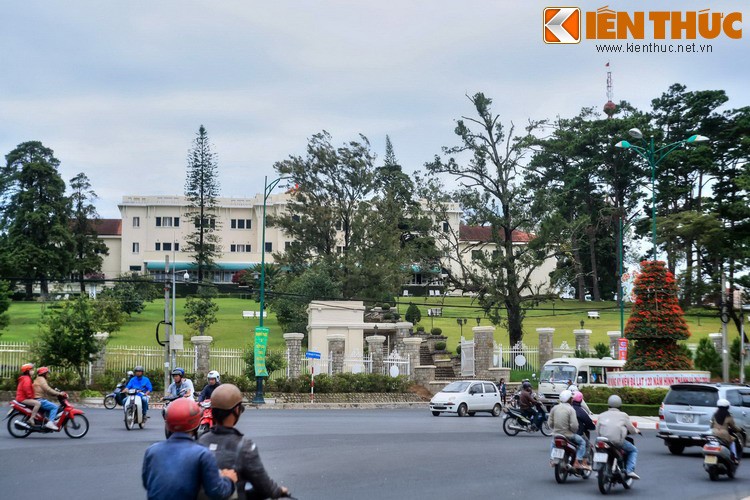 Nằm bên hồ Xuân Hương,  khách sạn Dalat Palace là khách sạn lâu đời và sang trọng bậc nhất TP Đà Lạt. Lịch sử khách sạn bắt đầu vào năm 1905, khi việc kiến thiết khu nghỉ dưỡng ở cao nguyên Lang Bian được khởi động. Một khách sạn cao cấp chính là công trình tâm điểm của dự án.