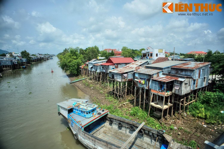 Nói đến  nhà sàn, nhiều người sẽ nghĩ đến kiểu nhà truyền thống độc đáo ở miền núi phía Bắc và khu vực Tây Nguyên. Không phải ai cũng biết, nhà sàn cũng hiện diện ở vùng Tây Nam Bộ. (Ảnh trong bài được chụp tại TP Châu Đốc và một số địa phương khác của tỉnh An Giang).